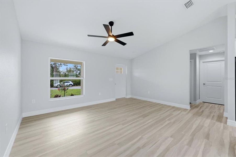 Spacious, unfurnished interior of a new home in , Englewood (Image 10).