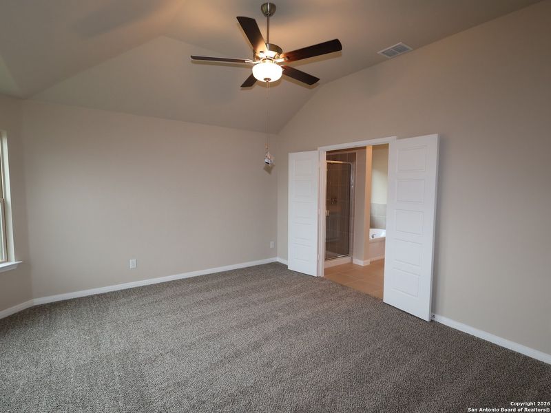 Spacious, unfurnished interior of a new home in Meadows at Clear Springs, New Braunfels (Image 21).