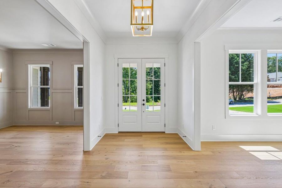 Spacious, unfurnished interior of a new home in White Post on Lake Lanier, Gainesville (Image 19).