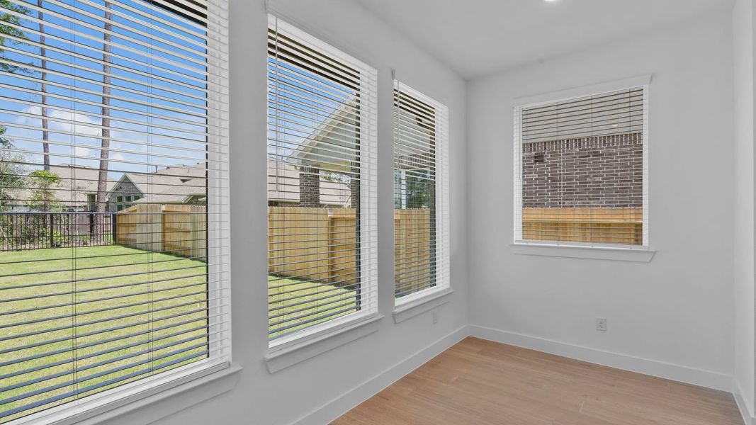 Spacious, unfurnished interior of a new home in Evergreen 60s, Conroe (Image 27).