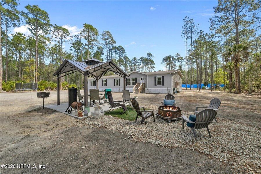 Exterior details and patio area of a home in , Palatka (Image 22).
