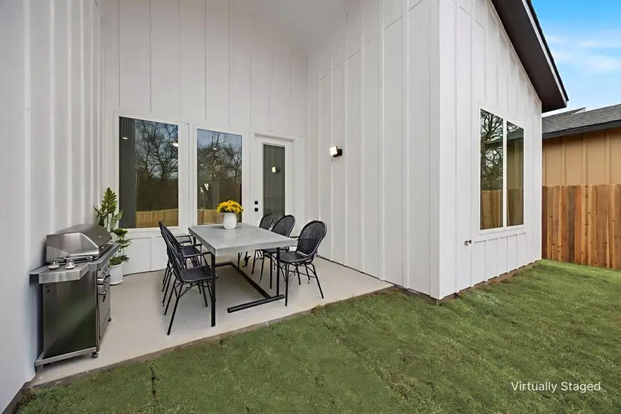 Exterior details and patio area of a home in , Dallas (Image 4).