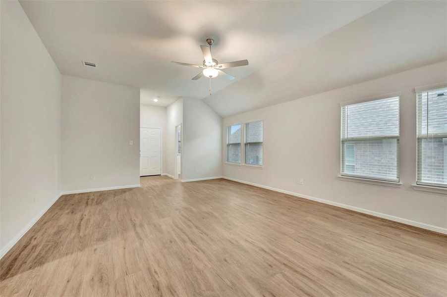 Spacious, unfurnished interior of a new home in ValleyBrooke, Mesquite (Image 31).
