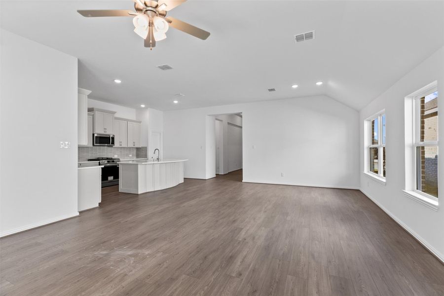 Spacious, unfurnished interior of a new home in Beamer Villas, Friendswood (Image 24).