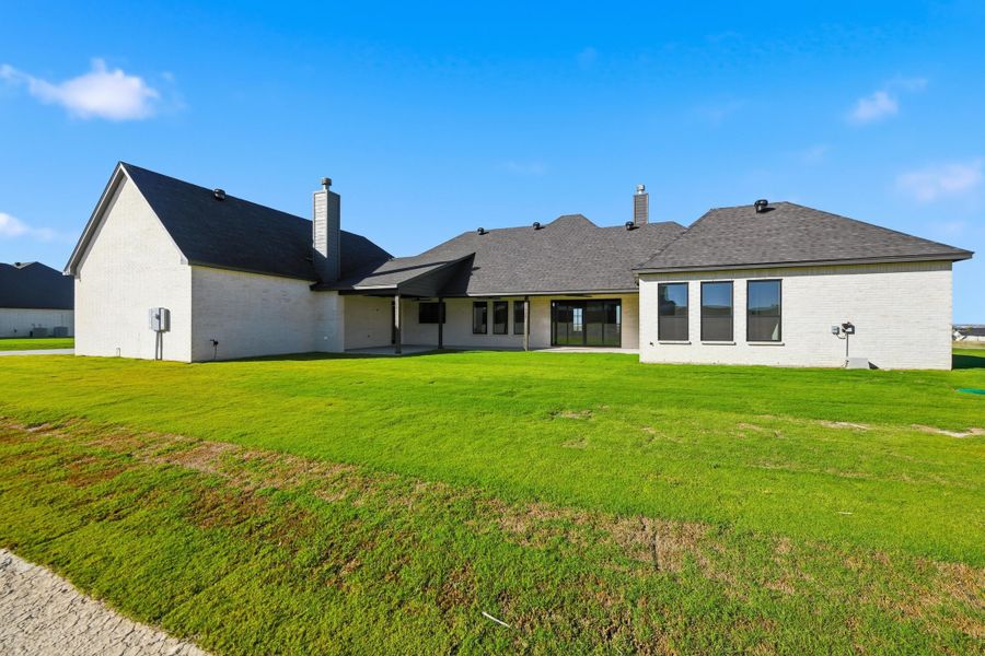 Exterior details and patio area of a home in Aledo Heights - Aledo ISD, Aledo (Image 3).