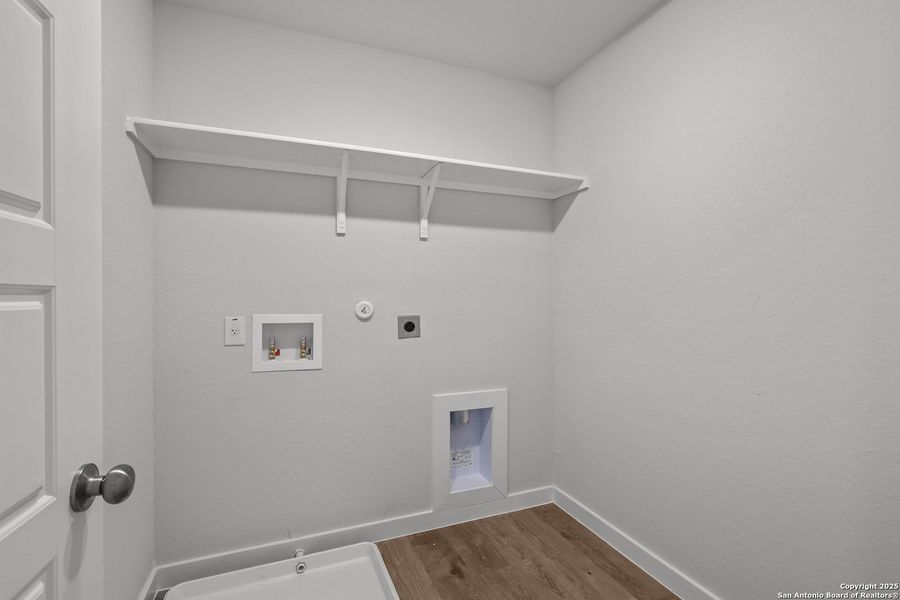 Spacious, unfurnished interior of a new home in Senna, Leon Valley (Image 27). Spacious, unfurnished interior of a new home in Senna, Leon Valley (Image 27).