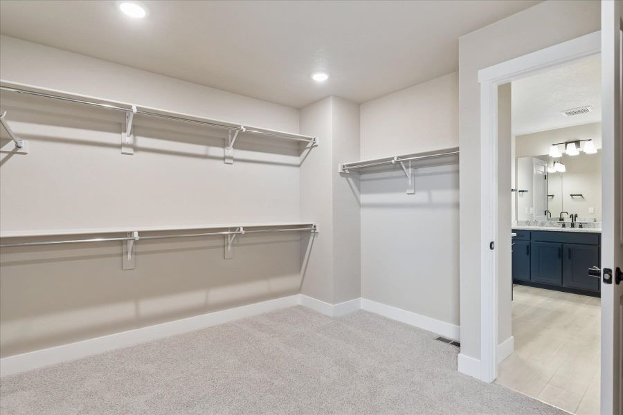 Spacious, unfurnished interior of a new home in Aspen Meadows-4, Colorado Springs (Image 32).