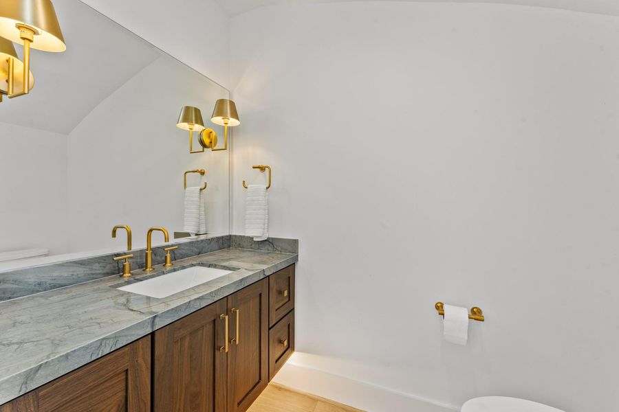 Powder bath down with under-mount lighting
