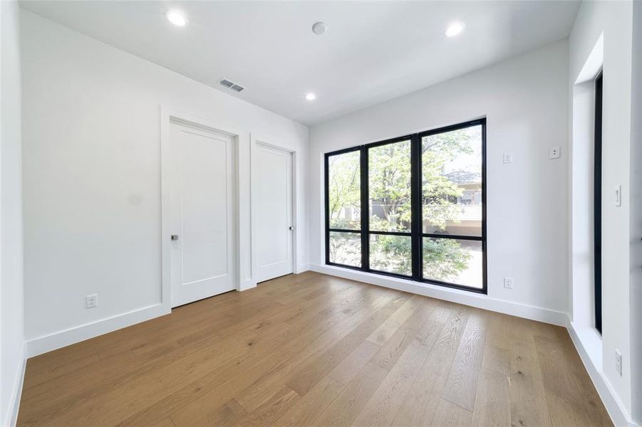 Spacious, unfurnished interior of a new home in , Dallas (Image 19).