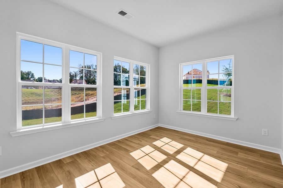 Spacious, unfurnished interior of a new home in Fieldstone, Lexington (Image 16).