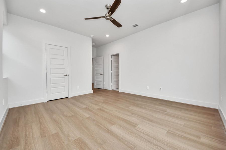 Spacious, unfurnished interior of a new home in Alicante, Houston (Image 26).