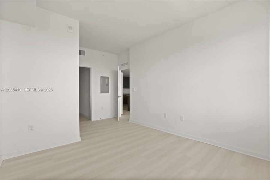 Spacious, unfurnished interior of a new home in , Orlando (Image 24).