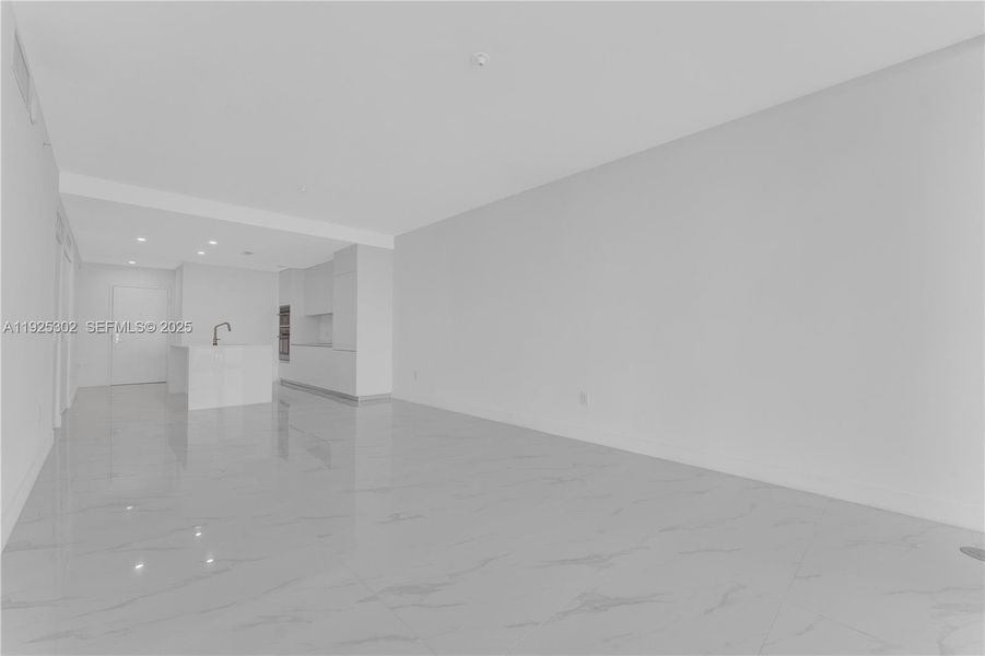 Spacious, unfurnished interior of a new home in Aria Reserve, Miami (Image 24).