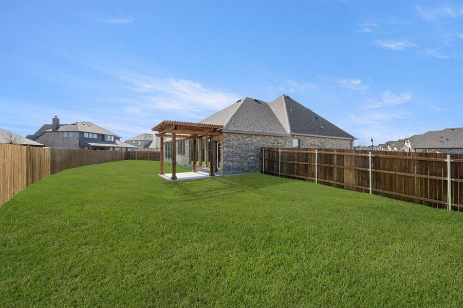 Exterior details and patio area of a home in The Retreat - Phase 1, Waxahachie (Image 3).