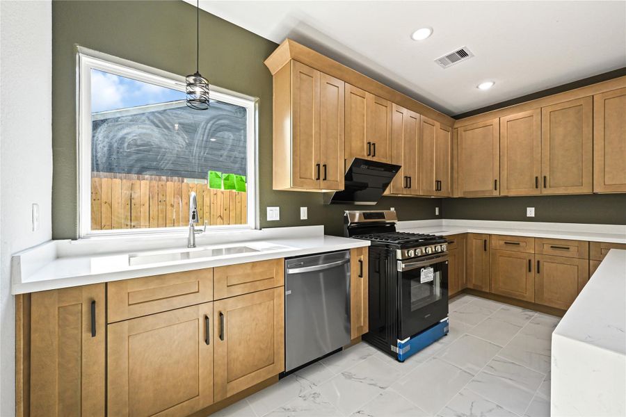 cabinets with shaker door and soft close door and drawers