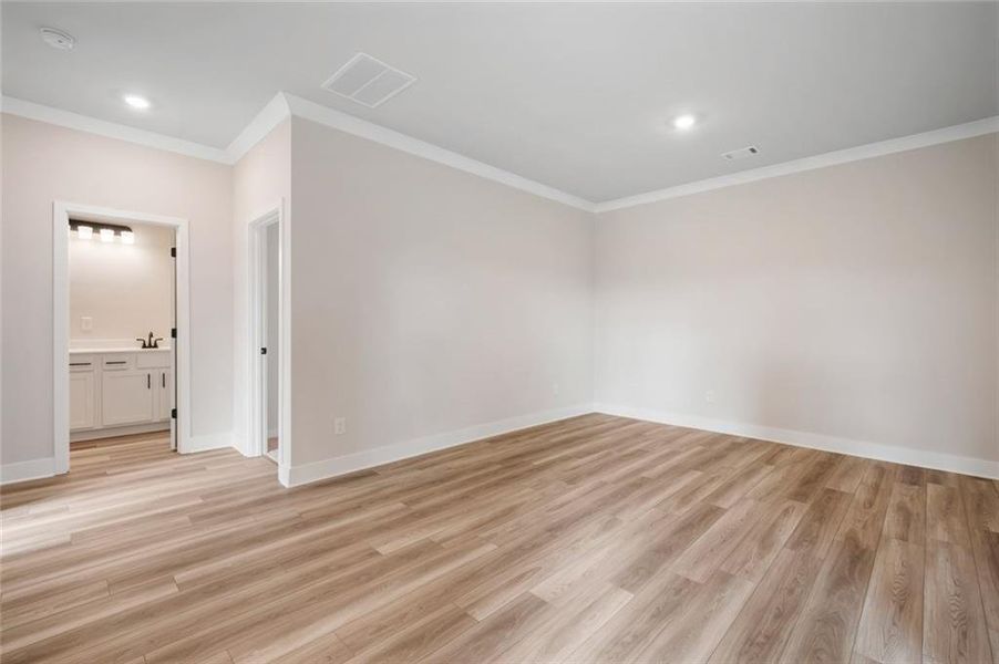 Spacious, unfurnished interior of a new home in Ponderosa Farms Manor, Gainesville (Image 23).