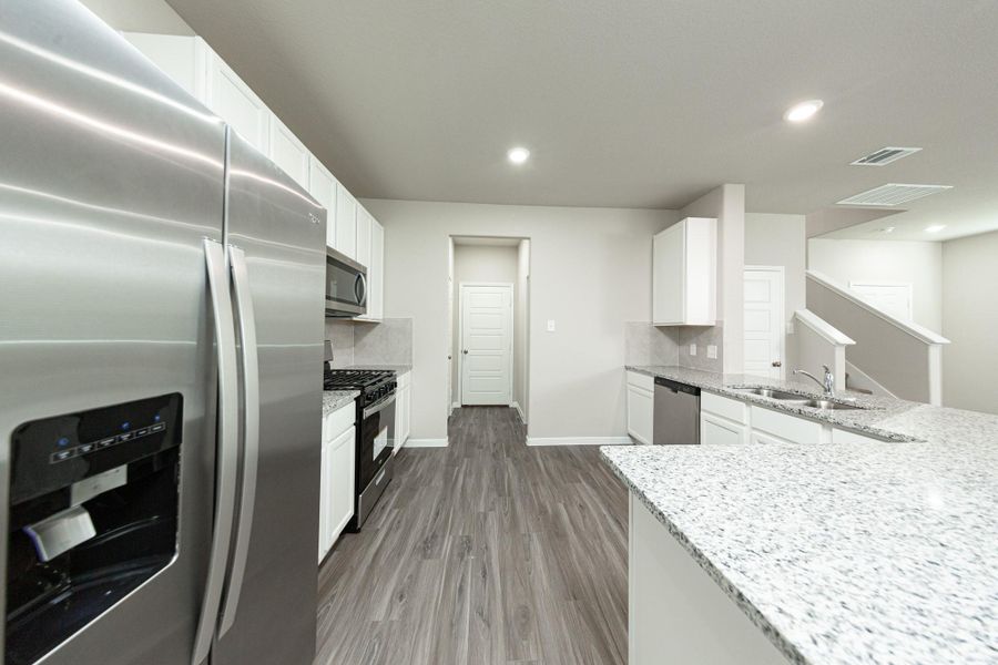 Furnished interior view inside a new home in Mackenzie Creek, Conroe (Image 12).