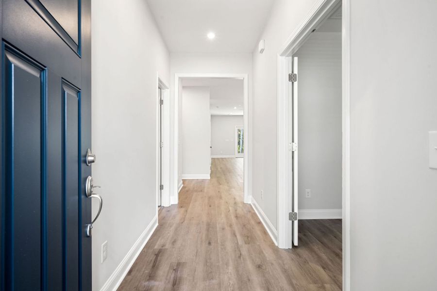 Spacious, unfurnished interior of a new home in Waterways, Richmond Hill (Image 20).