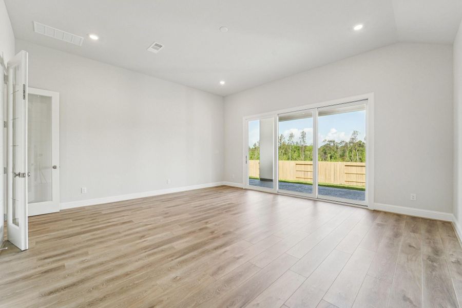 Spacious, unfurnished interior of a new home in Evergreen 70', Conroe (Image 13).