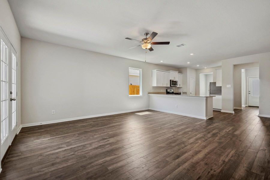 Spacious, unfurnished interior of a new home in Pinewood Trails, Cleveland (Image 16).