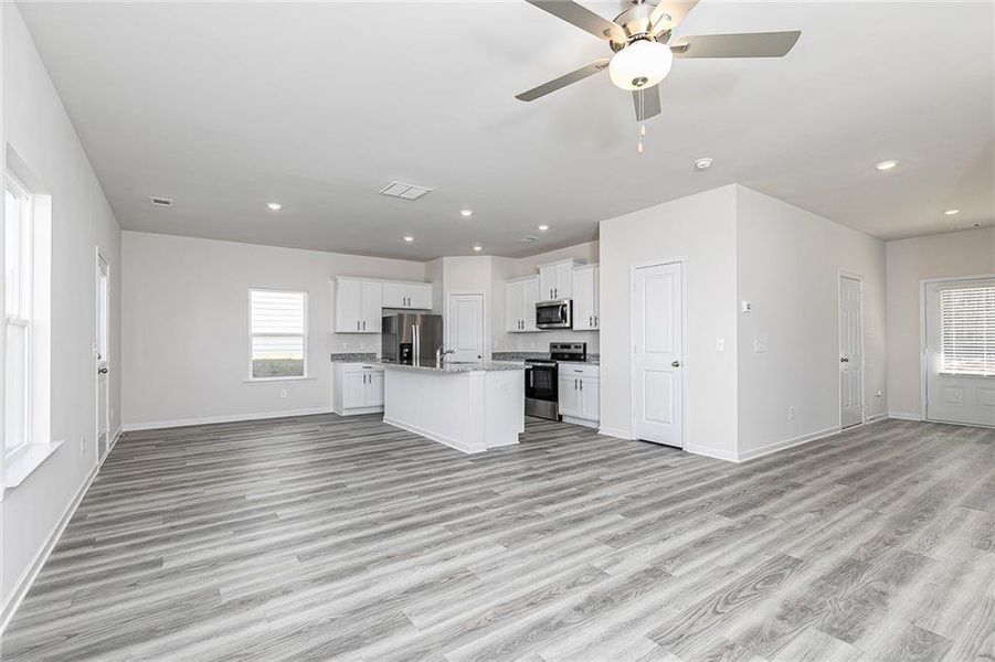 Spacious, unfurnished interior of a new home in Conners Landing at Mirror Lake, Villa Rica (Image 15).