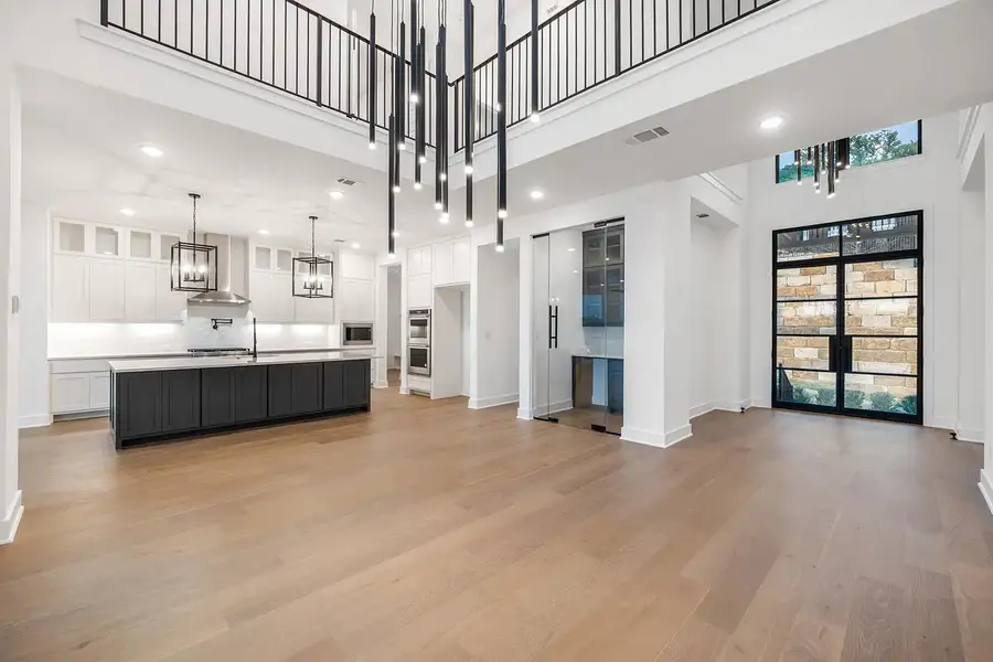 Lynmar IV G family room