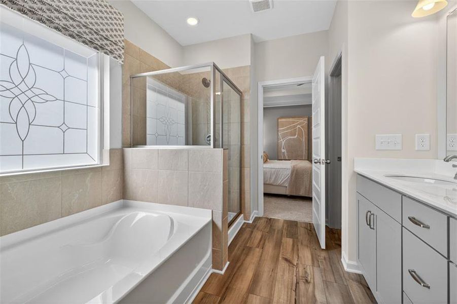 Furnished interior view inside a new home in Oakmont, Dallas (Image 16).