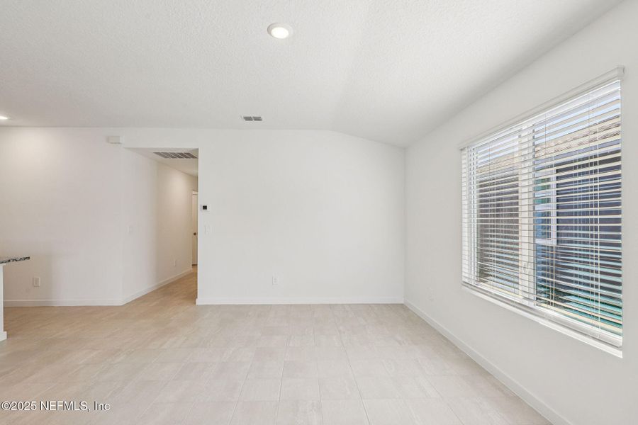 Spacious, unfurnished interior of a new home in Azalea Creek, Jacksonville (Image 27).