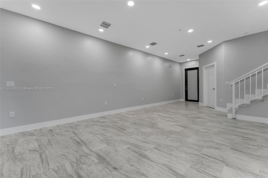 Spacious, unfurnished interior of a new home in , Miami (Image 72).