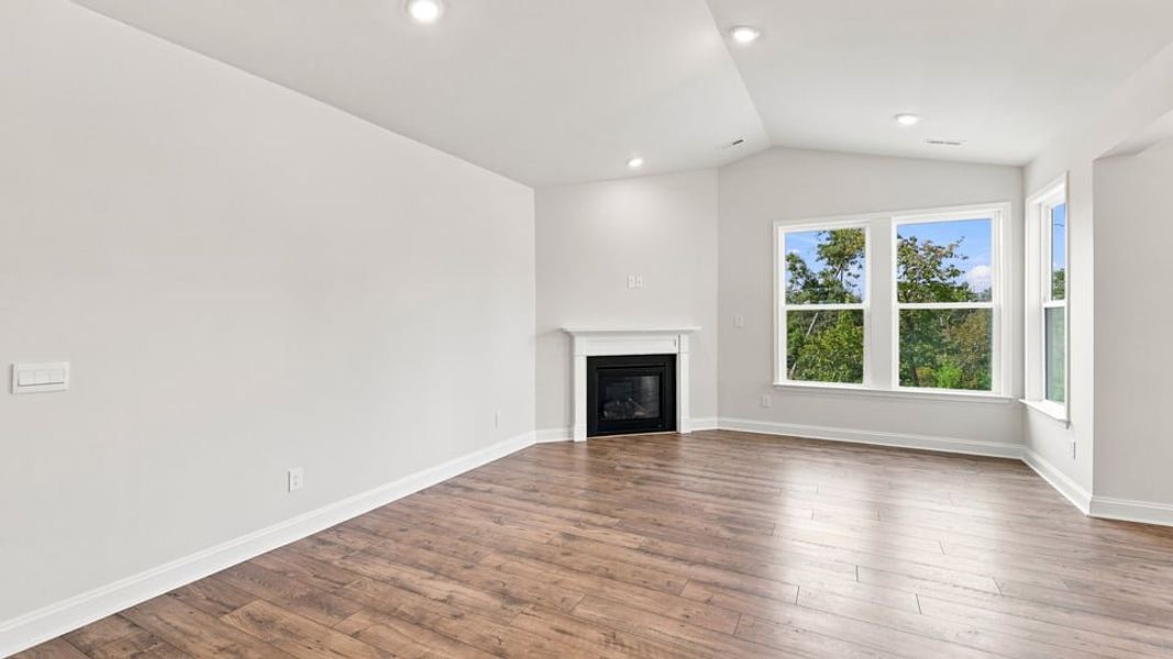 Spacious, unfurnished interior of a new home in Shadowood, Seneca (Image 18).