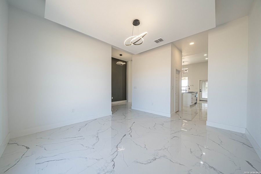 Spacious, unfurnished interior of a new home in , La Vernia (Image 14).