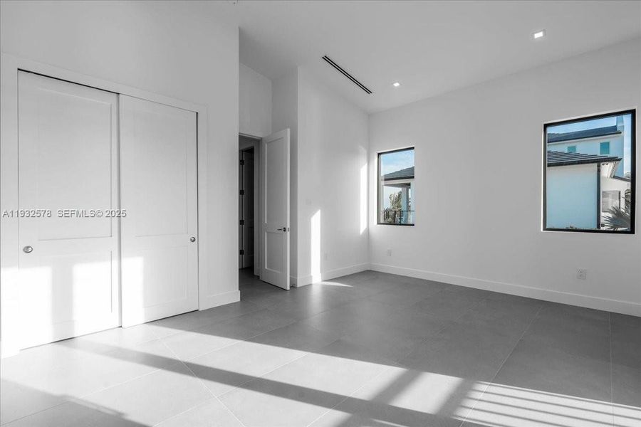 Spacious, unfurnished interior of a new home in , Marathon (Image 30).