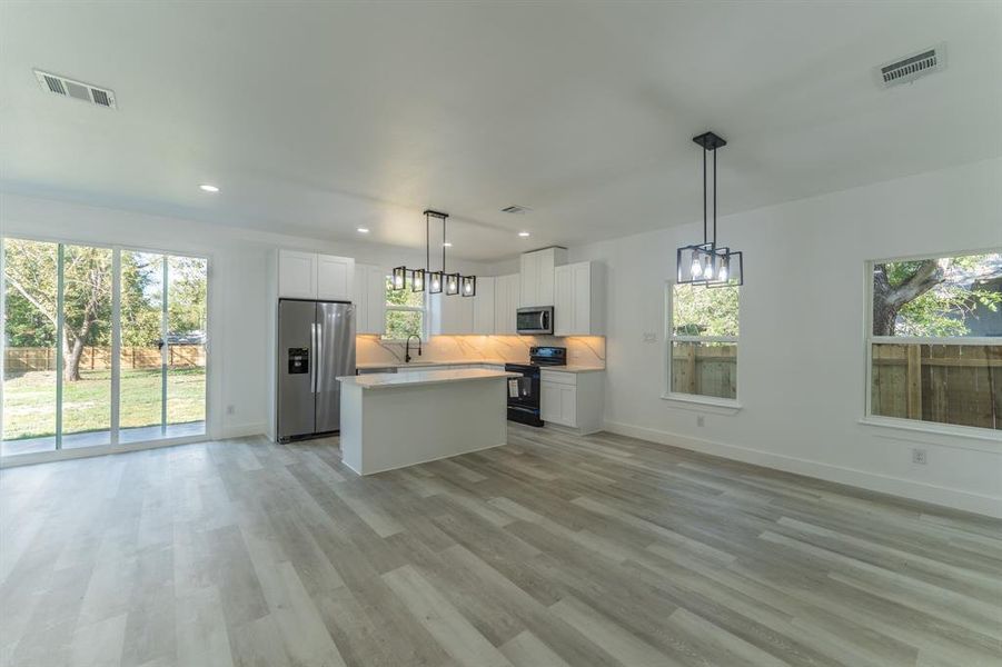 Spacious, unfurnished interior of a new home in , Sulphur Springs (Image 15).