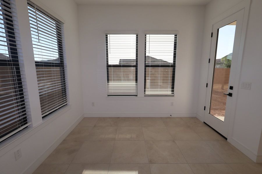 Spacious, unfurnished interior of a new home in Edgewood, San Tan Valley (Image 15).