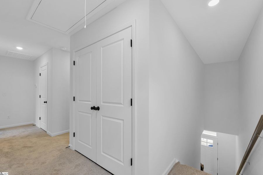 Spacious, unfurnished interior of a new home in Sedona, Greenville (Image 17).