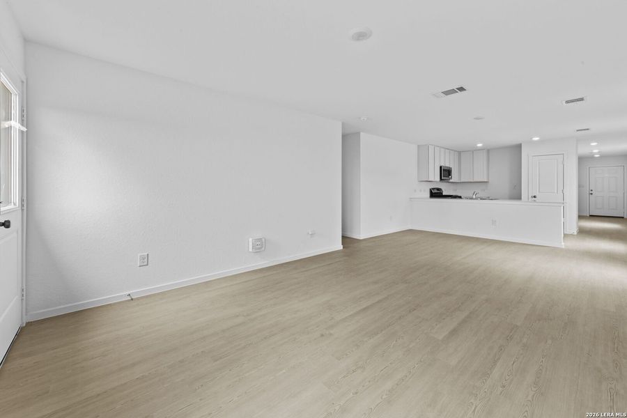 Spacious, unfurnished interior of a new home in Spring Grove, St. Hedwig (Image 10).