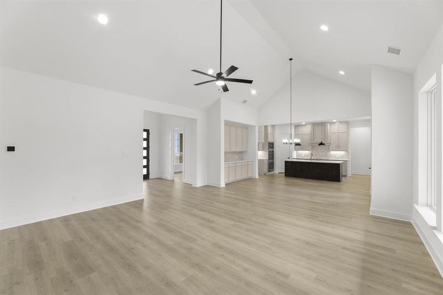 4650 Bonanza-Living Room-2