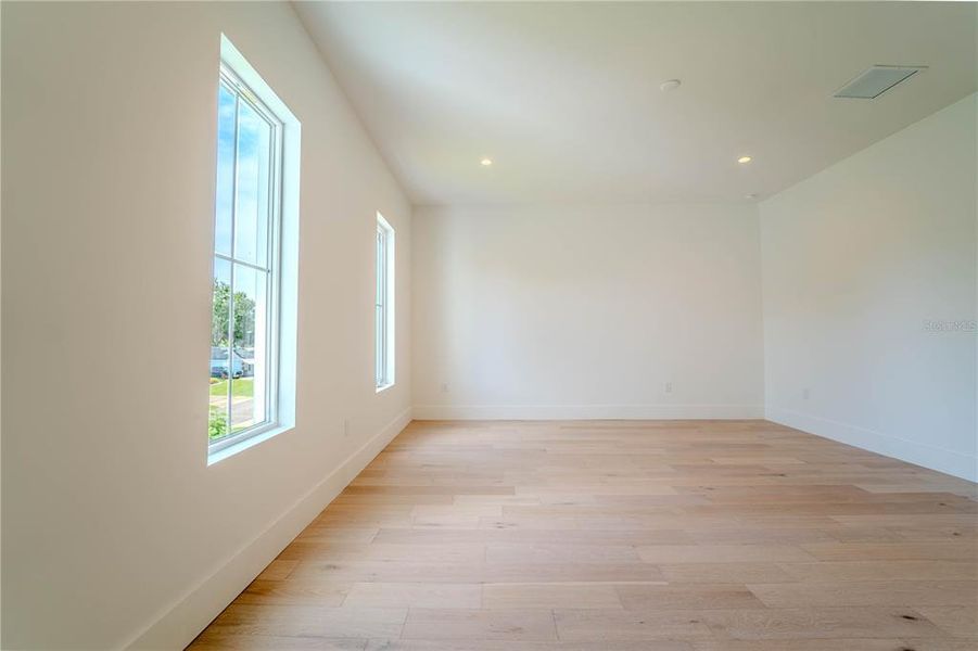 Spacious, unfurnished interior of a new home in , Tampa (Image 72).