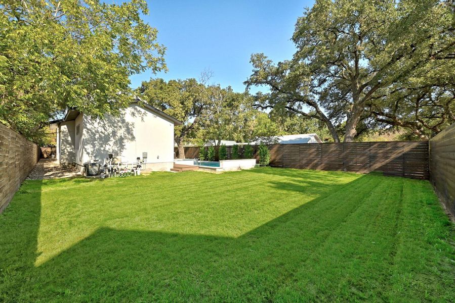 Lovely spacious yard with privacy Lovely spacious yard with privacy