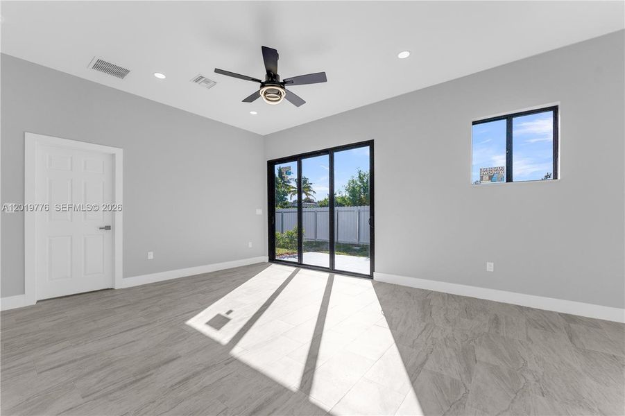 Spacious, unfurnished interior of a new home in , Fort Lauderdale (Image 37).
