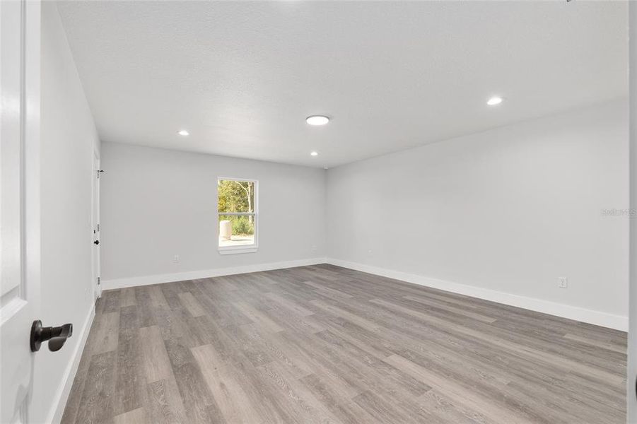 Spacious, unfurnished interior of a new home in , Ocala (Image 31).
