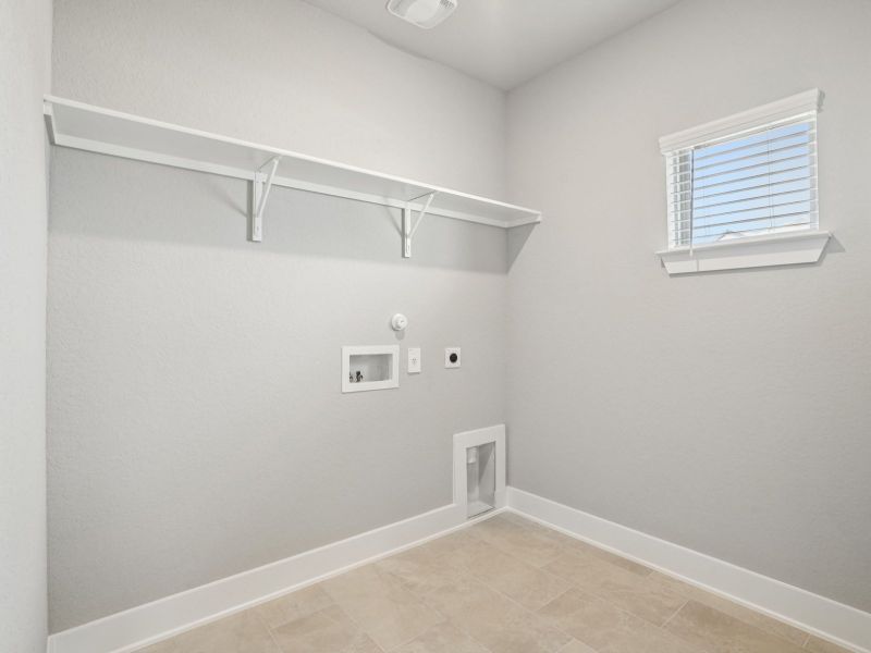 Spacious, unfurnished interior of a new home in Lark Canyon, New Braunfels (Image 23).