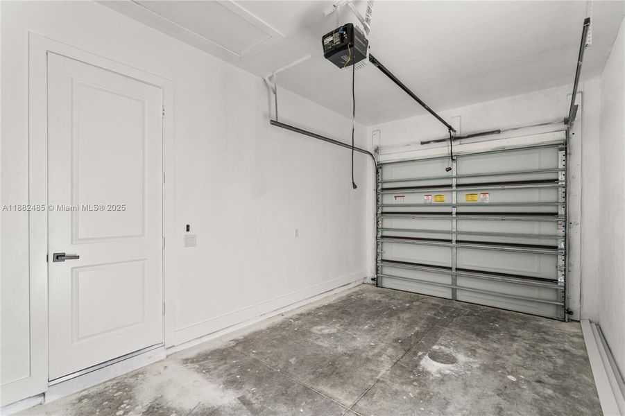 Spacious, unfurnished interior of a new home in , Lehigh Acres (Image 33).