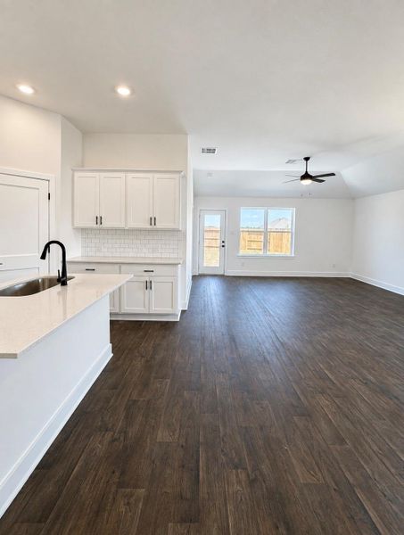 Spacious, unfurnished interior of a new home in River Ranch Trails, Dayton (Image 9).