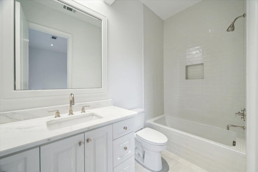 [Secondary Bedroom En Suite Bath]