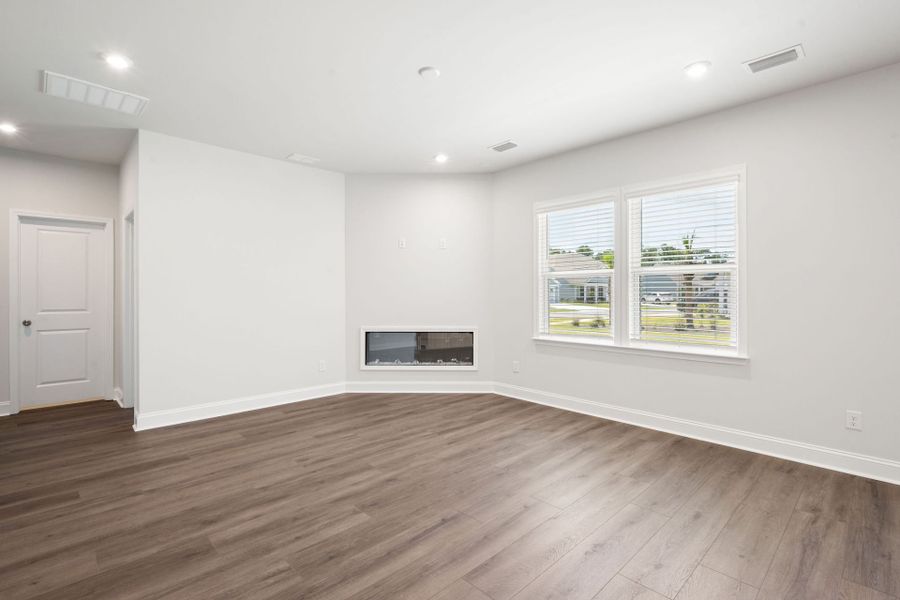 Spacious, unfurnished interior of a new home in Waterways, Richmond Hill (Image 33).