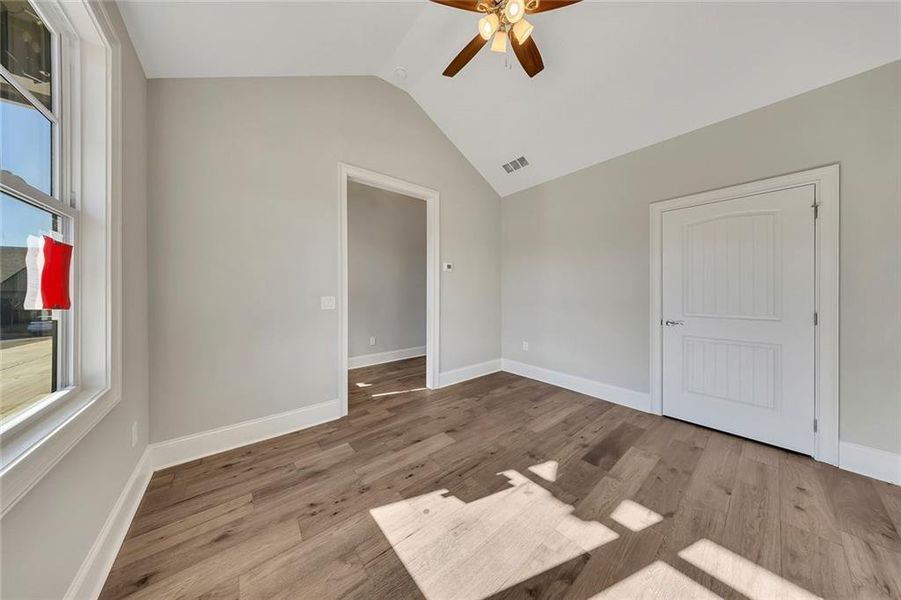 Spacious, unfurnished interior of a new home in , Jasper (Image 27).
