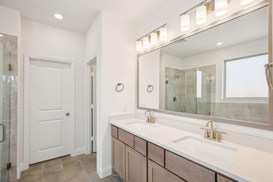 Furnished interior view inside a new home in Evergreen 40', Conroe (Image 9).