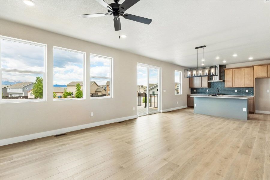 Spacious, unfurnished interior of a new home in Aspen Meadows, Colorado Springs (Image 17).
