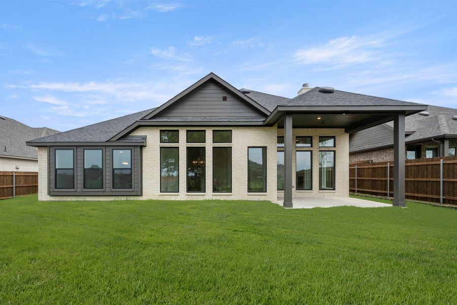 Exterior details and patio area of a home in Redden Farms, Midlothian (Image 4).